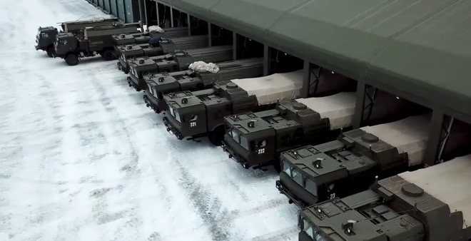 Nga tung video binh sĩ, xe tăng, tên lửa đạn đạo tập trận chiến đấu gần Ukraine - 1