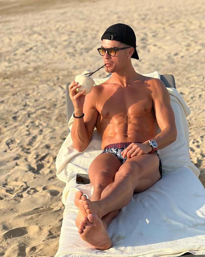 Ronaldo tận hưởng kỳ nghỉ đông, mặc quần lót uống nước dừa khiến fan tò mò - 1