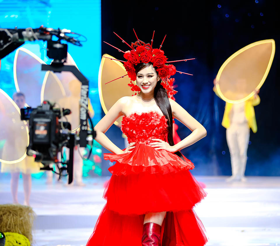 Vừa về nước, Hoa hậu Đỗ Thị Hà xinh đẹp rạng ngời khi làm vedette - 1