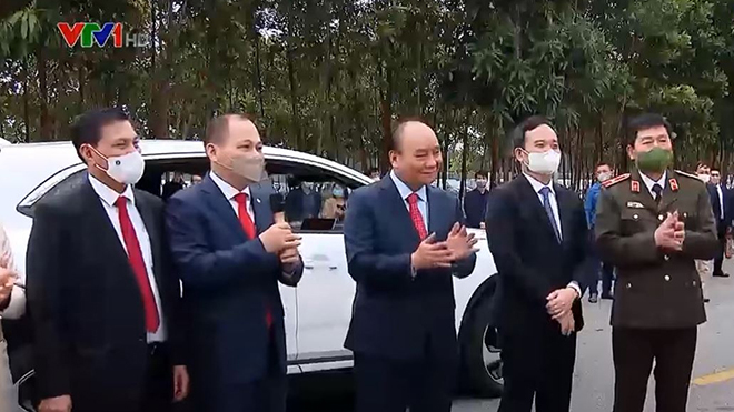 Chủ tịch nước Nguyễn Xuân Phúc trải nghiệm xe điện VinFast VF8 đầu tiên - 1