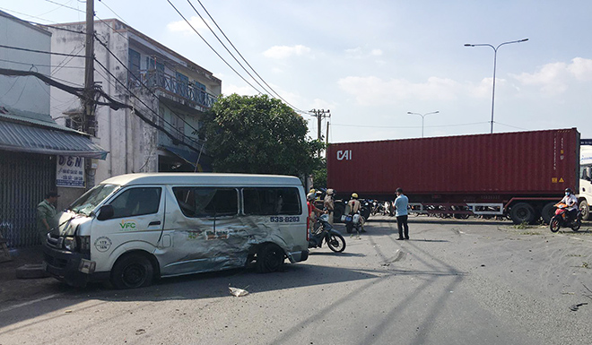 TP.HCM: Xe container tông ô tô 16 chỗ, nhiều người bị thương - 1
