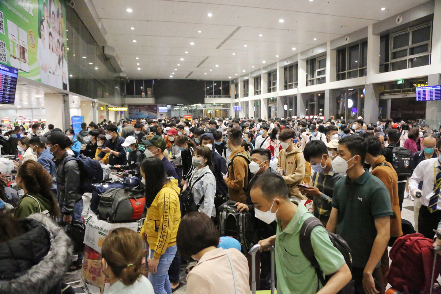 Ảnh: Sân bay Tân Sơn Nhất nghẹt người, khách nằm dài giữa nhà ga cả đêm chờ chuyến bay - 1