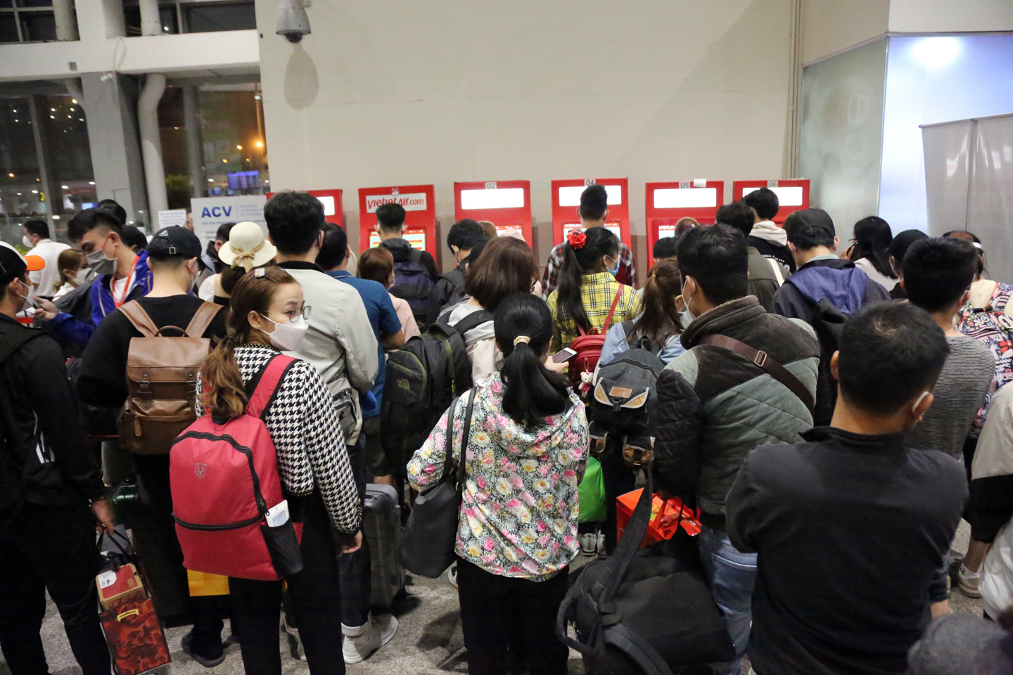 Ảnh: Sân bay Tân Sơn Nhất nghẹt người, khách nằm dài giữa nhà ga cả đêm chờ chuyến bay - 10