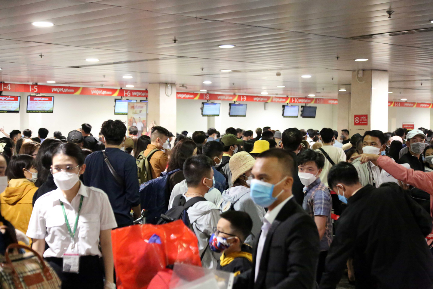 Ảnh: Sân bay Tân Sơn Nhất nghẹt người, khách nằm dài giữa nhà ga cả đêm chờ chuyến bay - 11