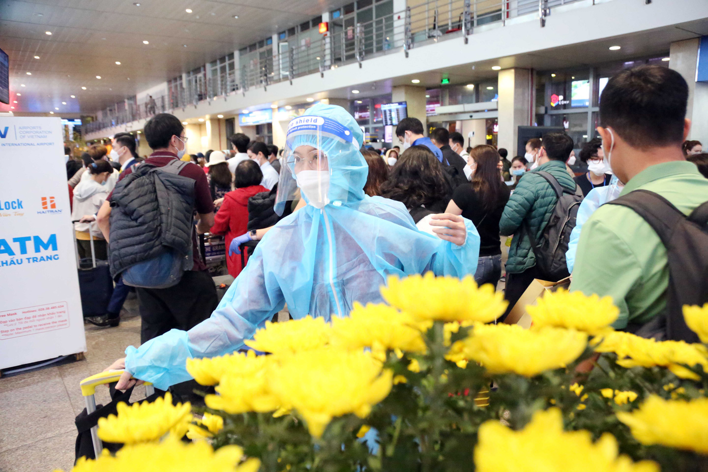 Ảnh: Sân bay Tân Sơn Nhất nghẹt người, khách nằm dài giữa nhà ga cả đêm chờ chuyến bay - 14