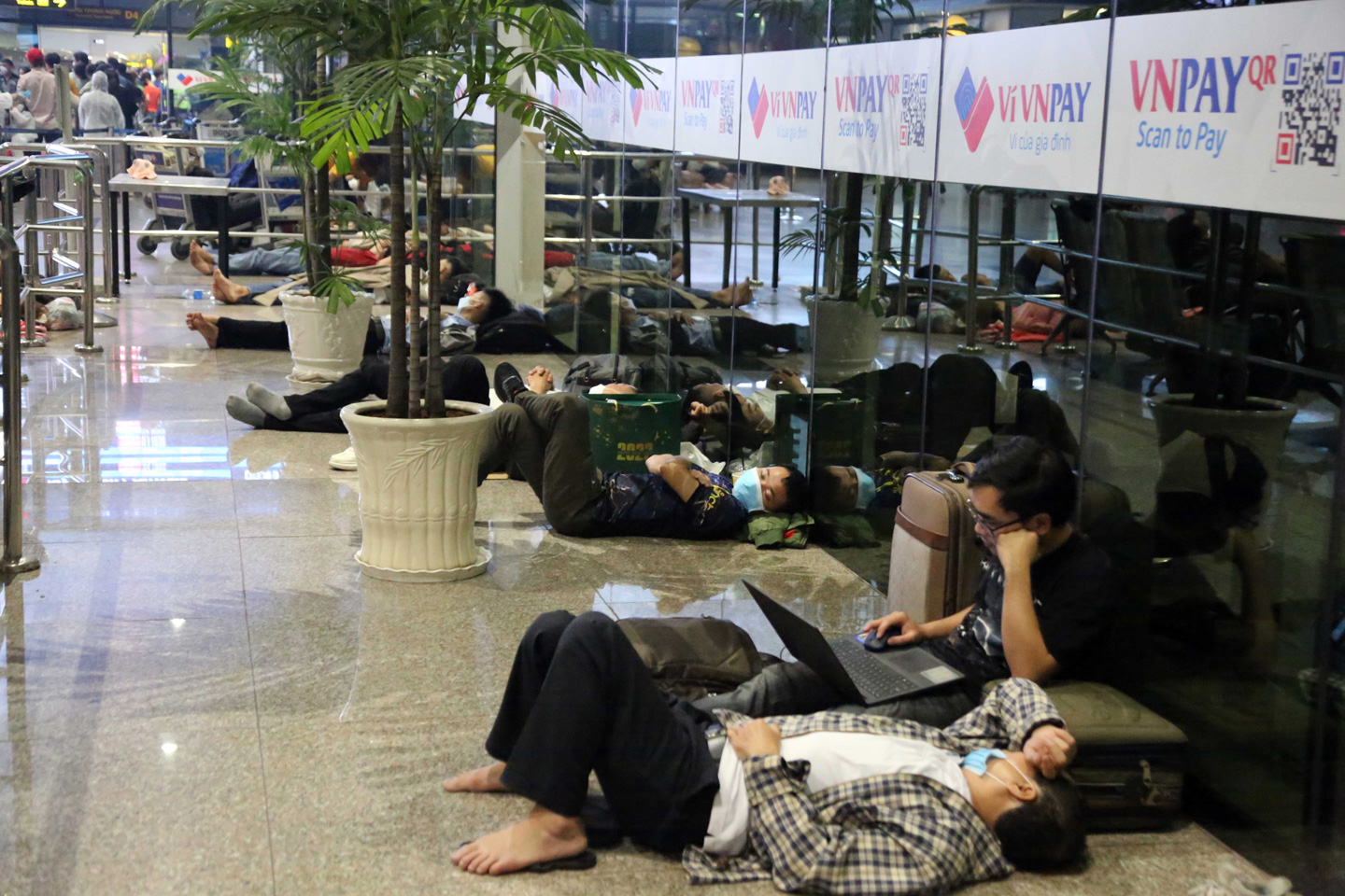 Ảnh: Sân bay Tân Sơn Nhất nghẹt người, khách nằm dài giữa nhà ga cả đêm chờ chuyến bay - 16