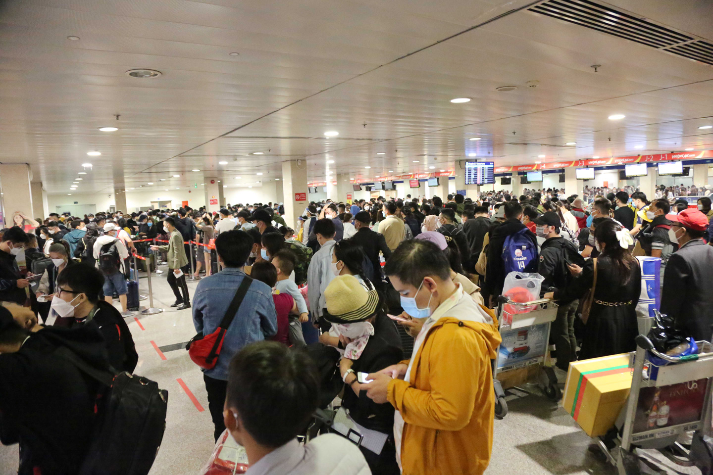 Ảnh: Sân bay Tân Sơn Nhất nghẹt người, khách nằm dài giữa nhà ga cả đêm chờ chuyến bay - 2