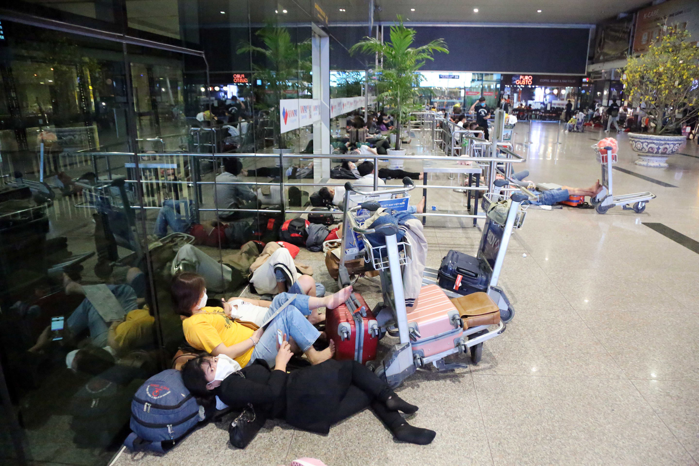 Ảnh: Sân bay Tân Sơn Nhất nghẹt người, khách nằm dài giữa nhà ga cả đêm chờ chuyến bay - 18