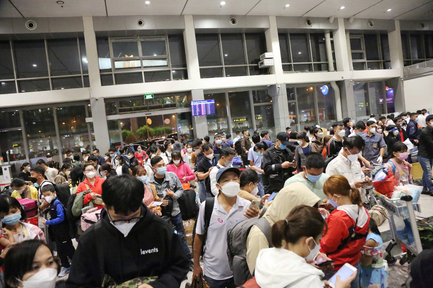 Ảnh: Sân bay Tân Sơn Nhất nghẹt người, khách nằm dài giữa nhà ga cả đêm chờ chuyến bay - 3