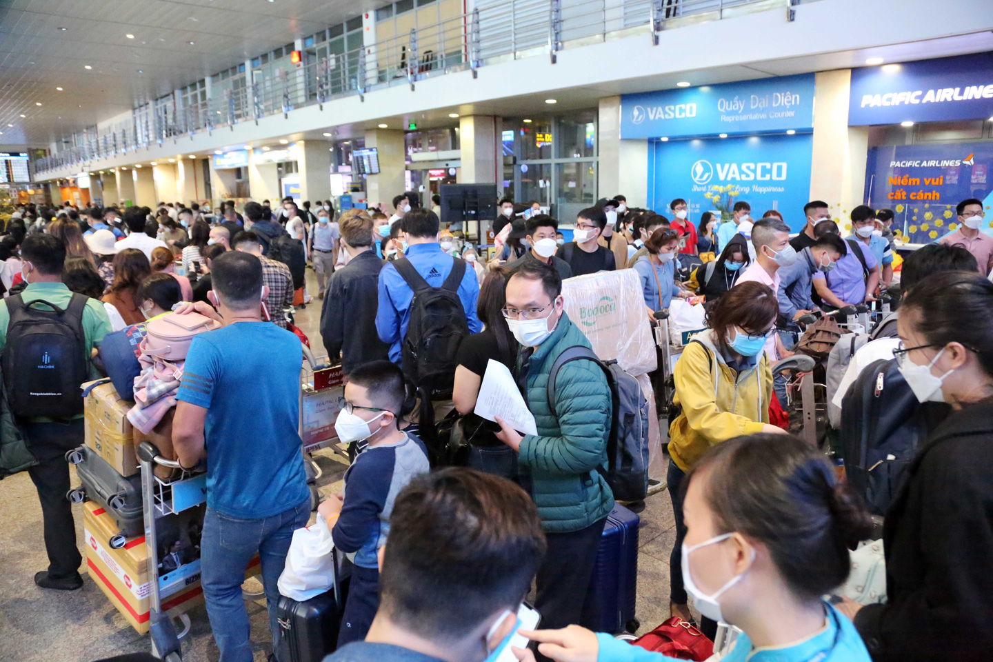 Ảnh: Sân bay Tân Sơn Nhất nghẹt người, khách nằm dài giữa nhà ga cả đêm chờ chuyến bay - 4