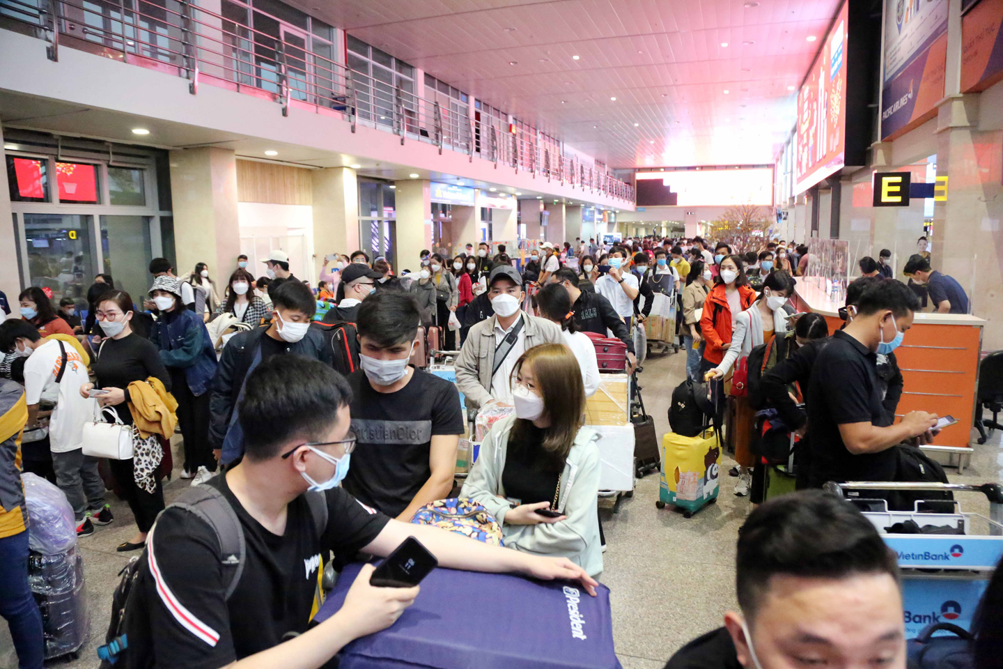 Ảnh: Sân bay Tân Sơn Nhất nghẹt người, khách nằm dài giữa nhà ga cả đêm chờ chuyến bay - 5