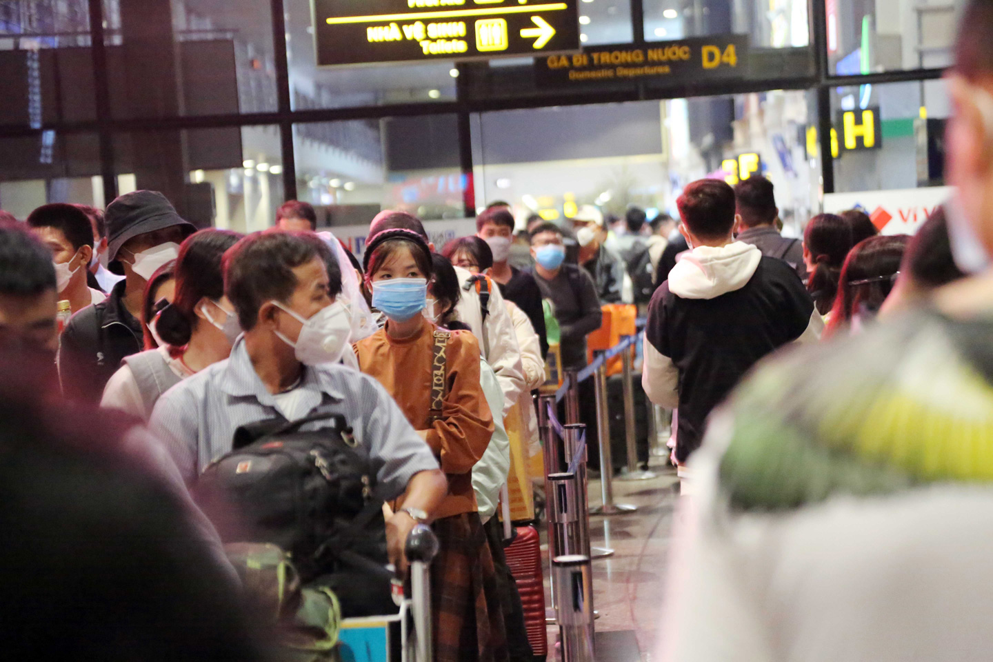 Ảnh: Sân bay Tân Sơn Nhất nghẹt người, khách nằm dài giữa nhà ga cả đêm chờ chuyến bay - 7