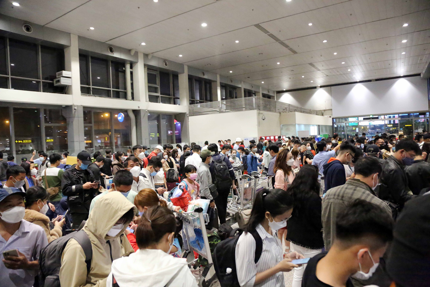 Ảnh: Sân bay Tân Sơn Nhất nghẹt người, khách nằm dài giữa nhà ga cả đêm chờ chuyến bay - 8