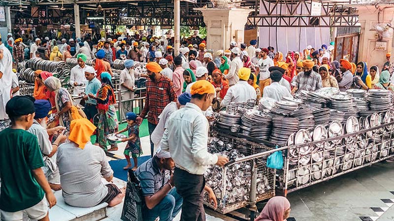 Căng-tin miễn phí lớn nhất TG, phục vụ 10.000 người mỗi ngày, bên ngoài dát vàng nguyên chất - 4