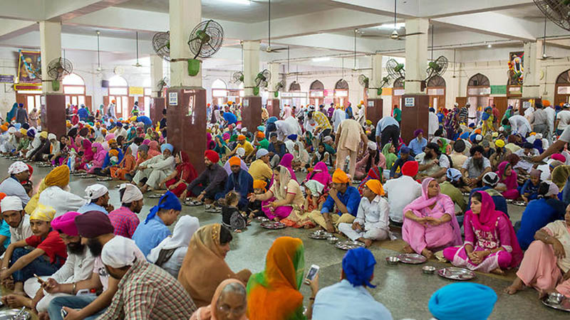 Căng-tin miễn phí lớn nhất TG, phục vụ 10.000 người mỗi ngày, bên ngoài dát vàng nguyên chất - 5