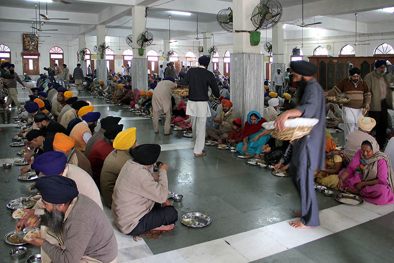 Căng-tin miễn phí lớn nhất TG, phục vụ 10.000 người mỗi ngày, bên ngoài dát vàng nguyên chất - 6