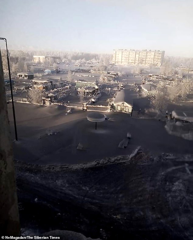 Tuyết đen phủ kín ngôi làng ở Nga - 1