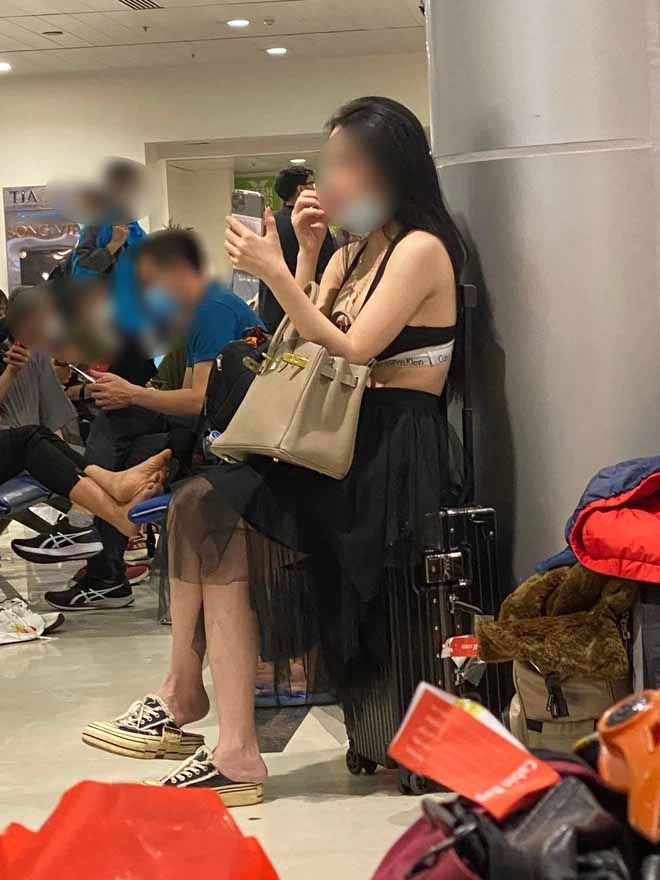Về quê đón Tết, trang phục của cô gái ở sân bay Tân Sơn Nhất gây tranh cãi - 1