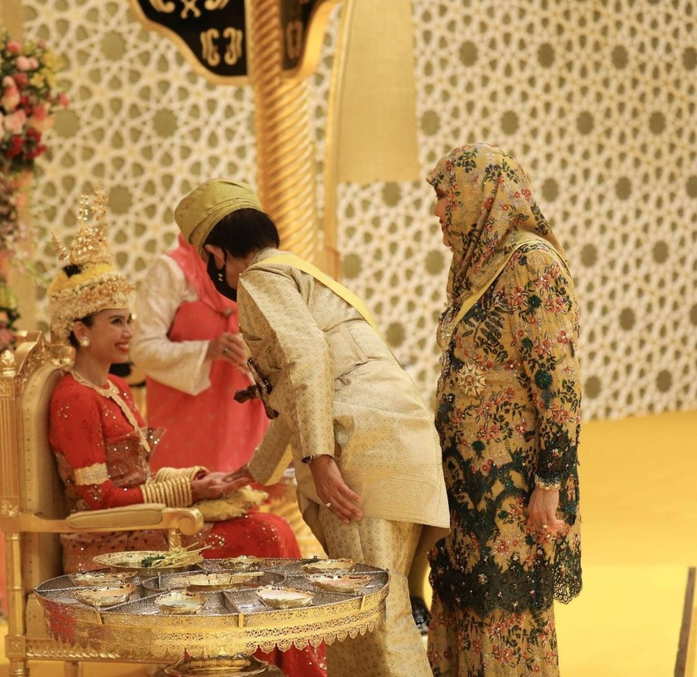 Đám cưới siêu khủng của công chúa Brunei, xung quanh phủ một biển vàng - 1