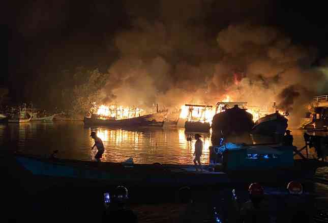 Điều tra nguyên nhân hàng loạt tàu cá bốc cháy ở Kiên Giang - 1
