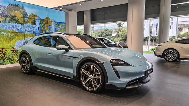 Cận cảnh xe điện Porsche Taycan Cross Turismo tại đại lý Việt, giá bán từ 4 tỷ đồng - 1