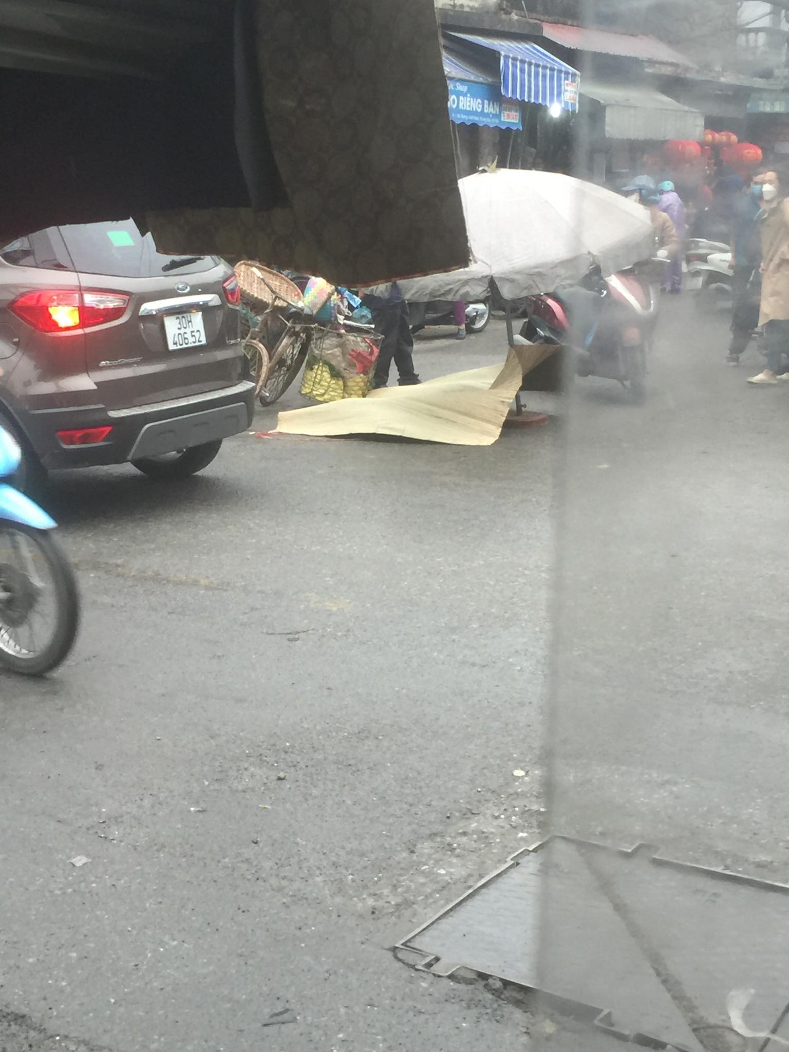 Hà Nội: Xót xa cụ ông bán rau đột quỵ giữa trời mưa - 1