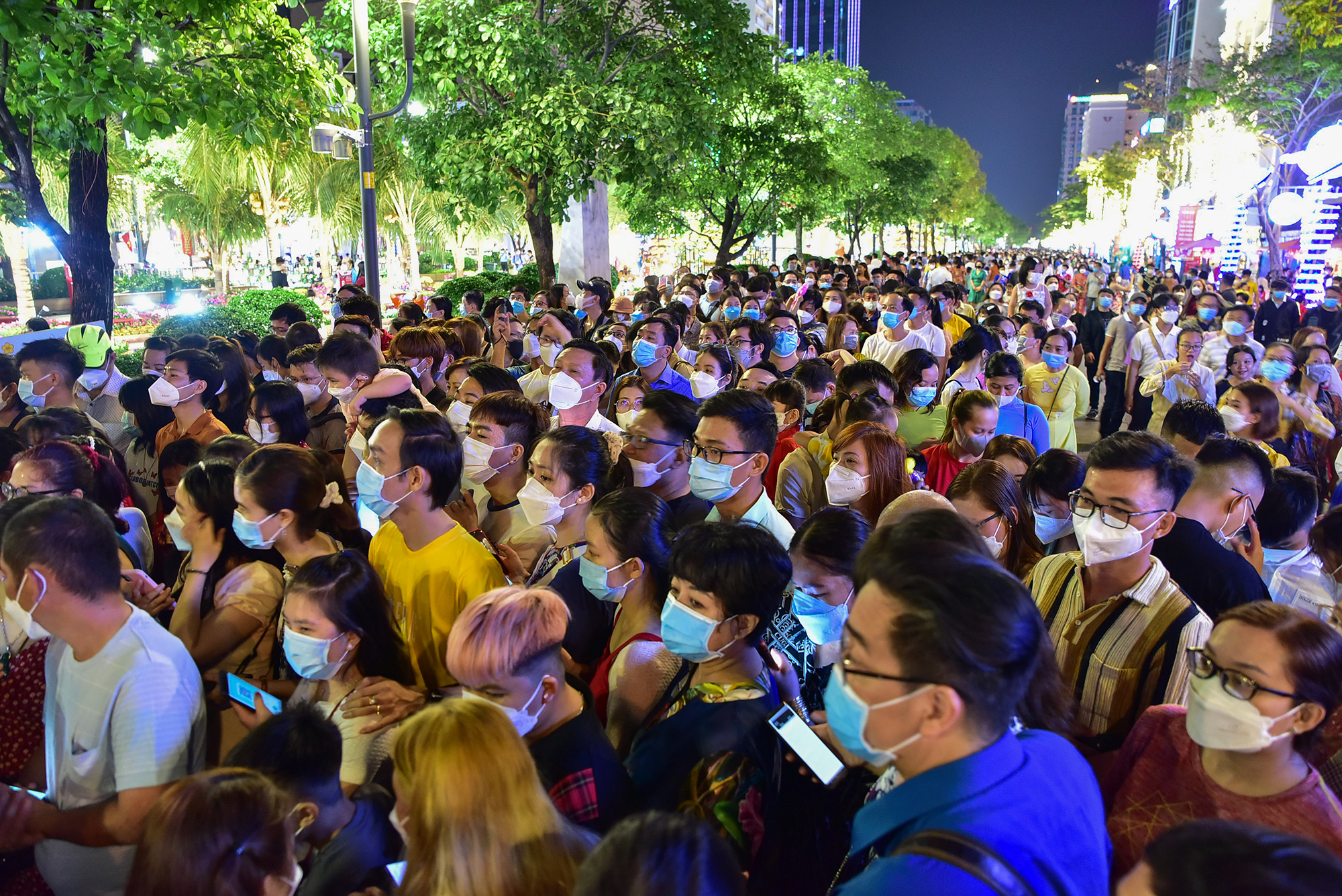 Hàng ngàn người chen chúc vui chơi tại đường hoa Nguyễn Huệ 2022 - 1