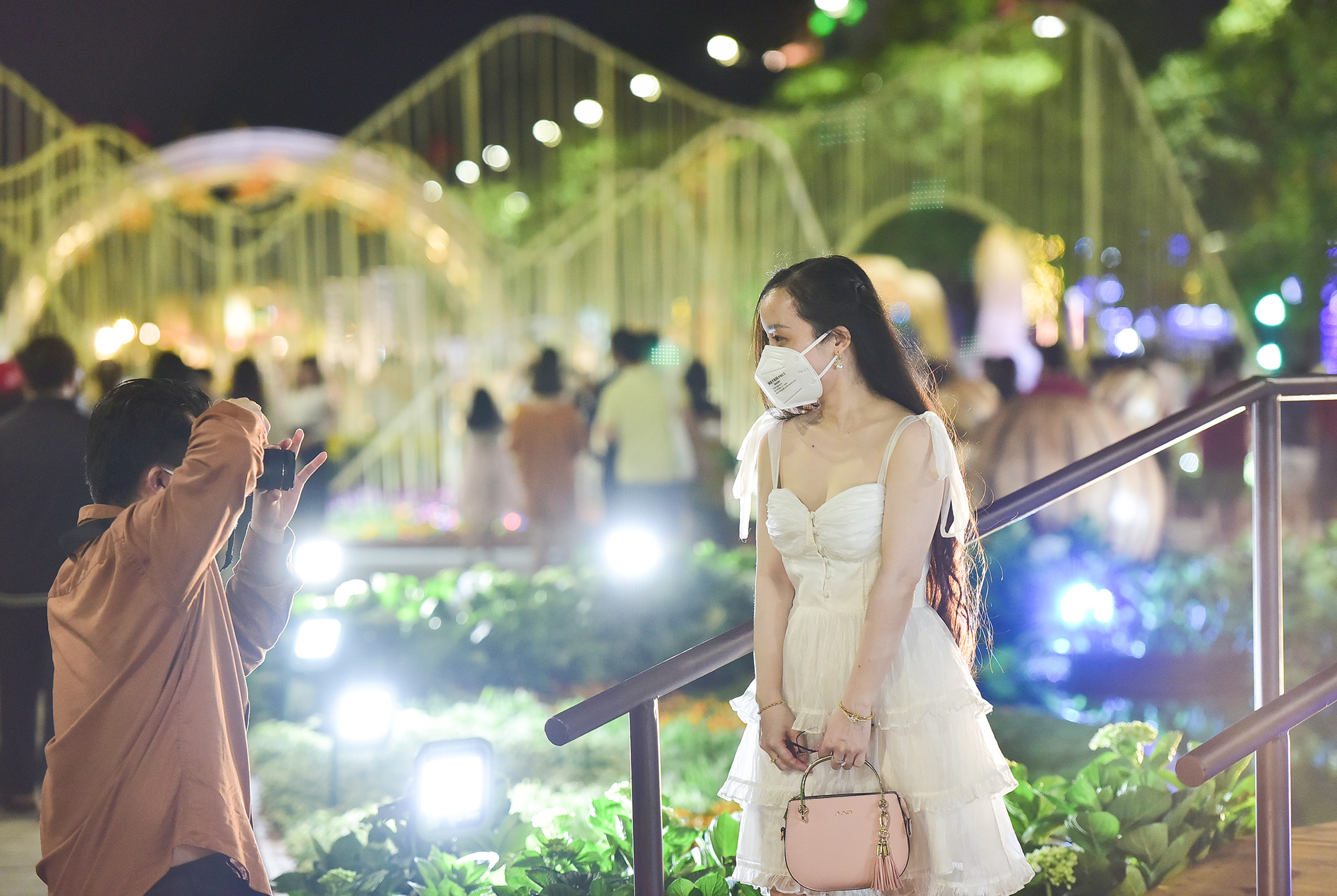 Hàng ngàn người chen chúc vui chơi tại đường hoa Nguyễn Huệ 2022 - 9