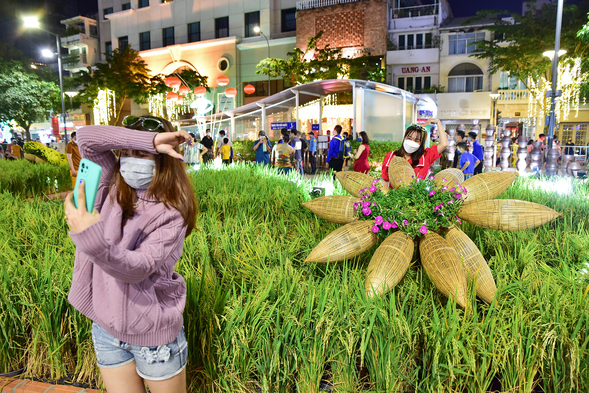 Hàng ngàn người chen chúc vui chơi tại đường hoa Nguyễn Huệ 2022 - 10