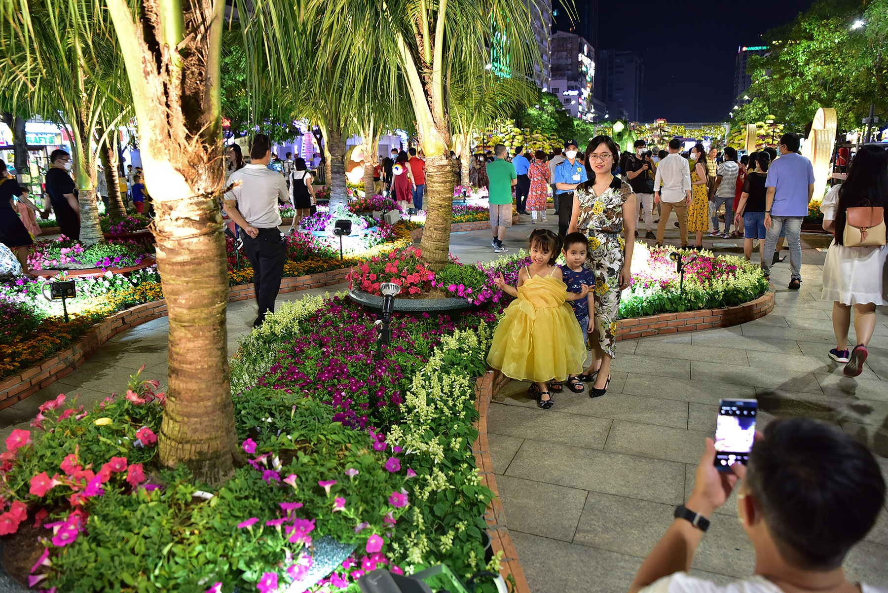 Hàng ngàn người chen chúc vui chơi tại đường hoa Nguyễn Huệ 2022 - 11