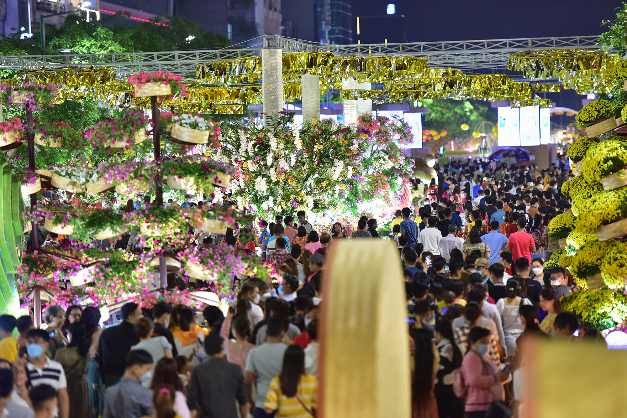 Hàng ngàn người chen chúc vui chơi tại đường hoa Nguyễn Huệ 2022 - 15