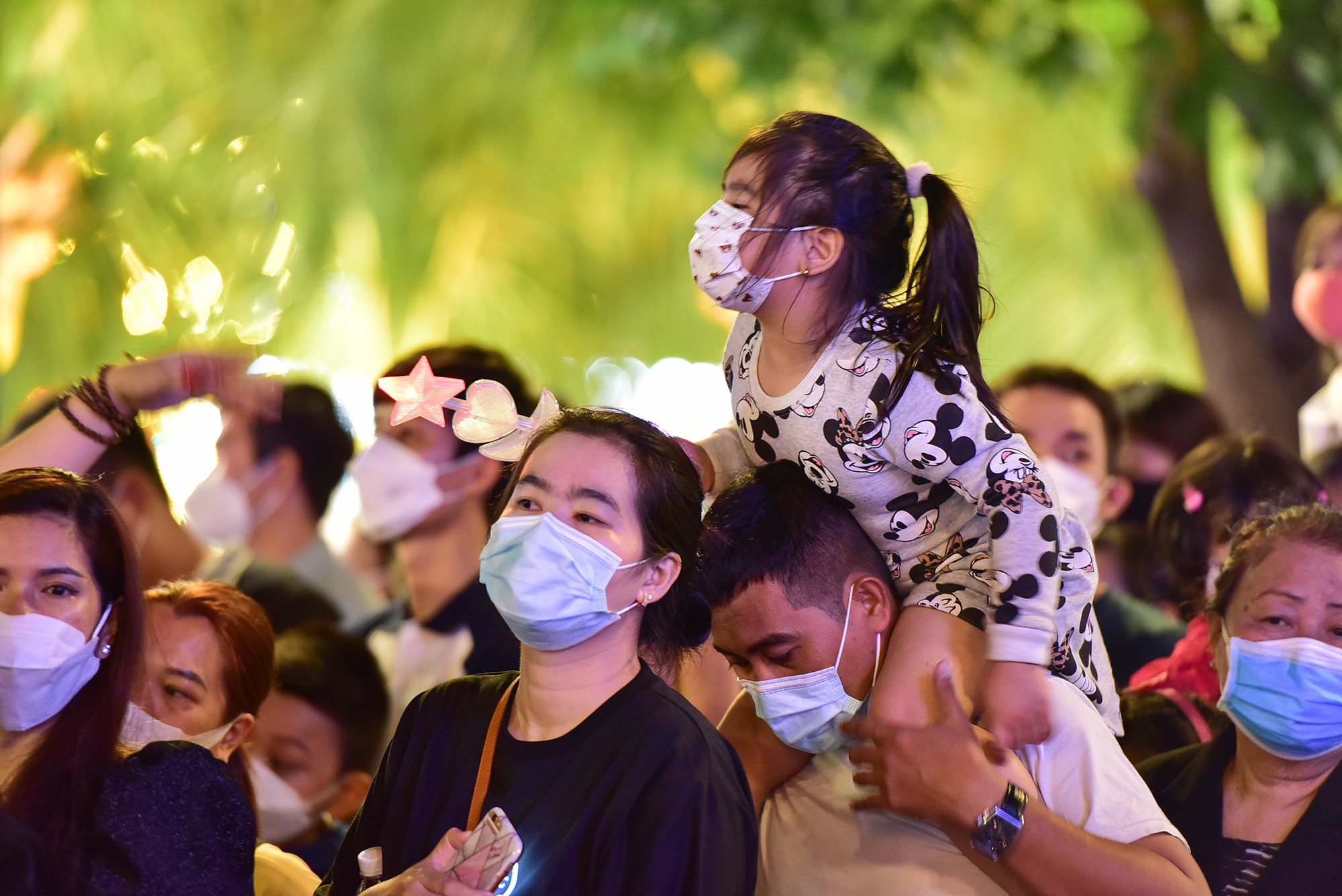 Hàng ngàn người chen chúc vui chơi tại đường hoa Nguyễn Huệ 2022 - 3