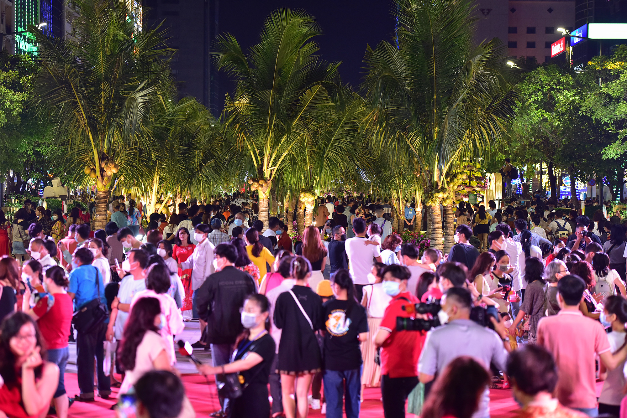Hàng ngàn người chen chúc vui chơi tại đường hoa Nguyễn Huệ 2022 - 4