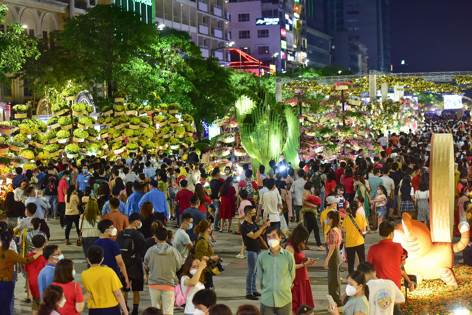 Hàng ngàn người chen chúc vui chơi tại đường hoa Nguyễn Huệ 2022 - 5