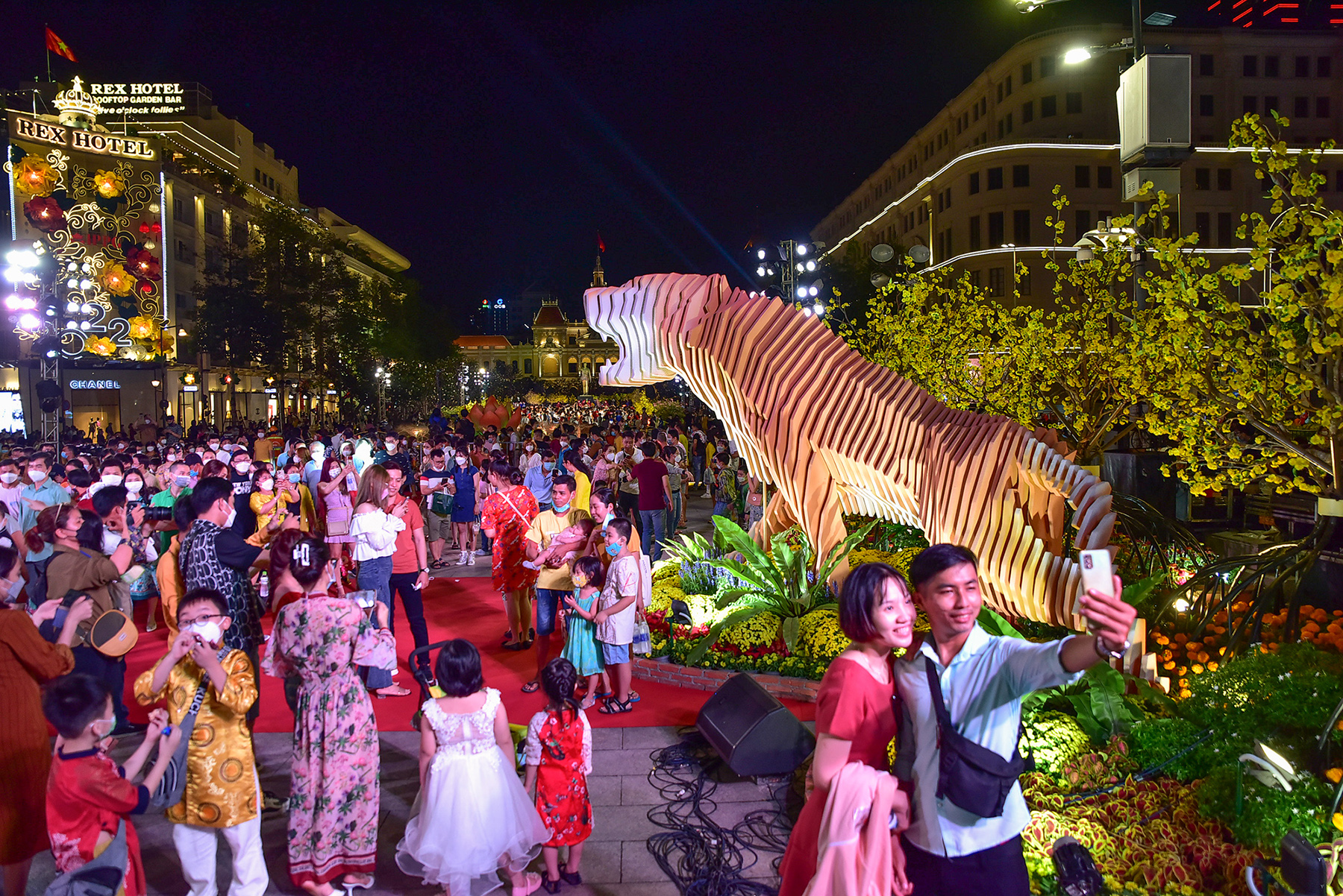Hàng ngàn người chen chúc vui chơi tại đường hoa Nguyễn Huệ 2022 - 7