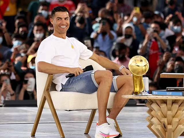 Ronaldo được vinh danh giữa biển người ở Dubai, hé lộ cách nuôi dạy con - 1