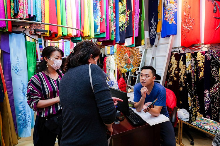 Tiệm áo dài 4 đời ở phố cổ Hà Nội, từng được trả 400 cây vàng vẫn không bán - 13