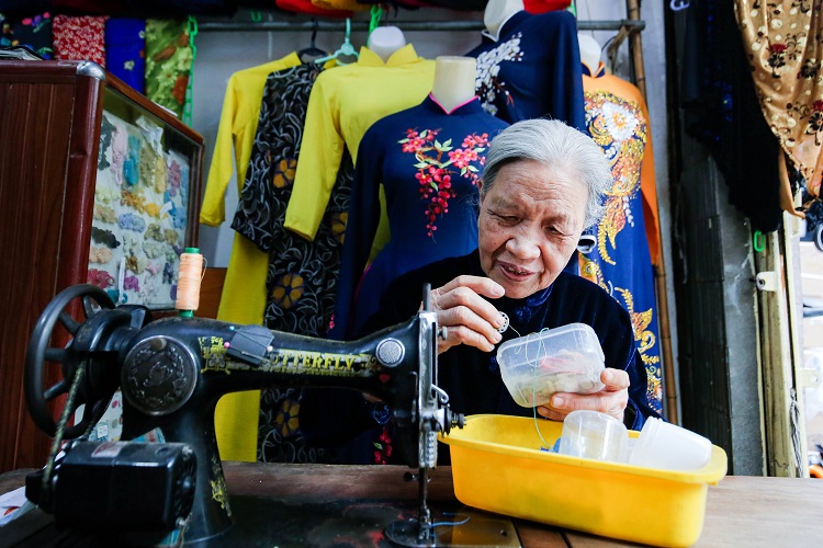 Tiệm áo dài 4 đời ở phố cổ Hà Nội, từng được trả 400 cây vàng vẫn không bán - 3