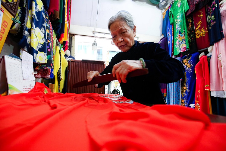 Tiệm áo dài 4 đời ở phố cổ Hà Nội, từng được trả 400 cây vàng vẫn không bán - 6