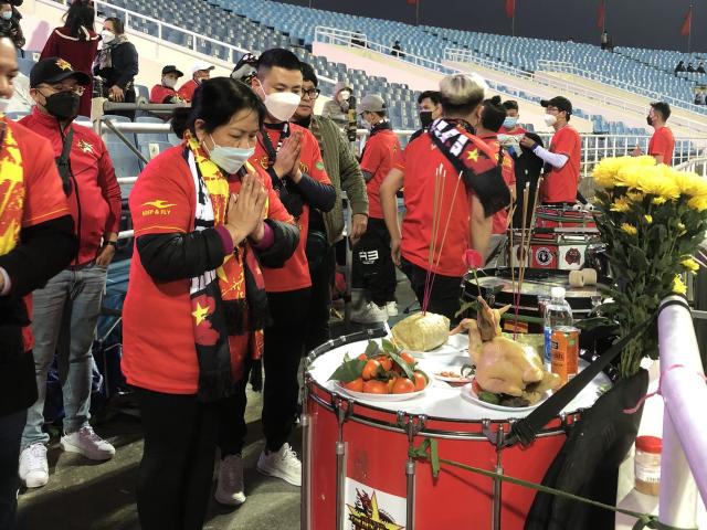 ĐT Việt Nam đấu Trung Quốc mùng 1 Tết: Fan cúng thịt gà, bánh chưng ở Mỹ Đình - Bóng đá