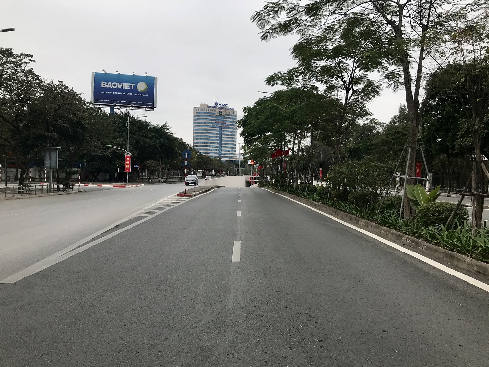 Vẻ tĩnh lặng, đẹp dịu dàng rất lạ của đường phố Hà Nội, TP.HCM sáng đầu năm mới - 3