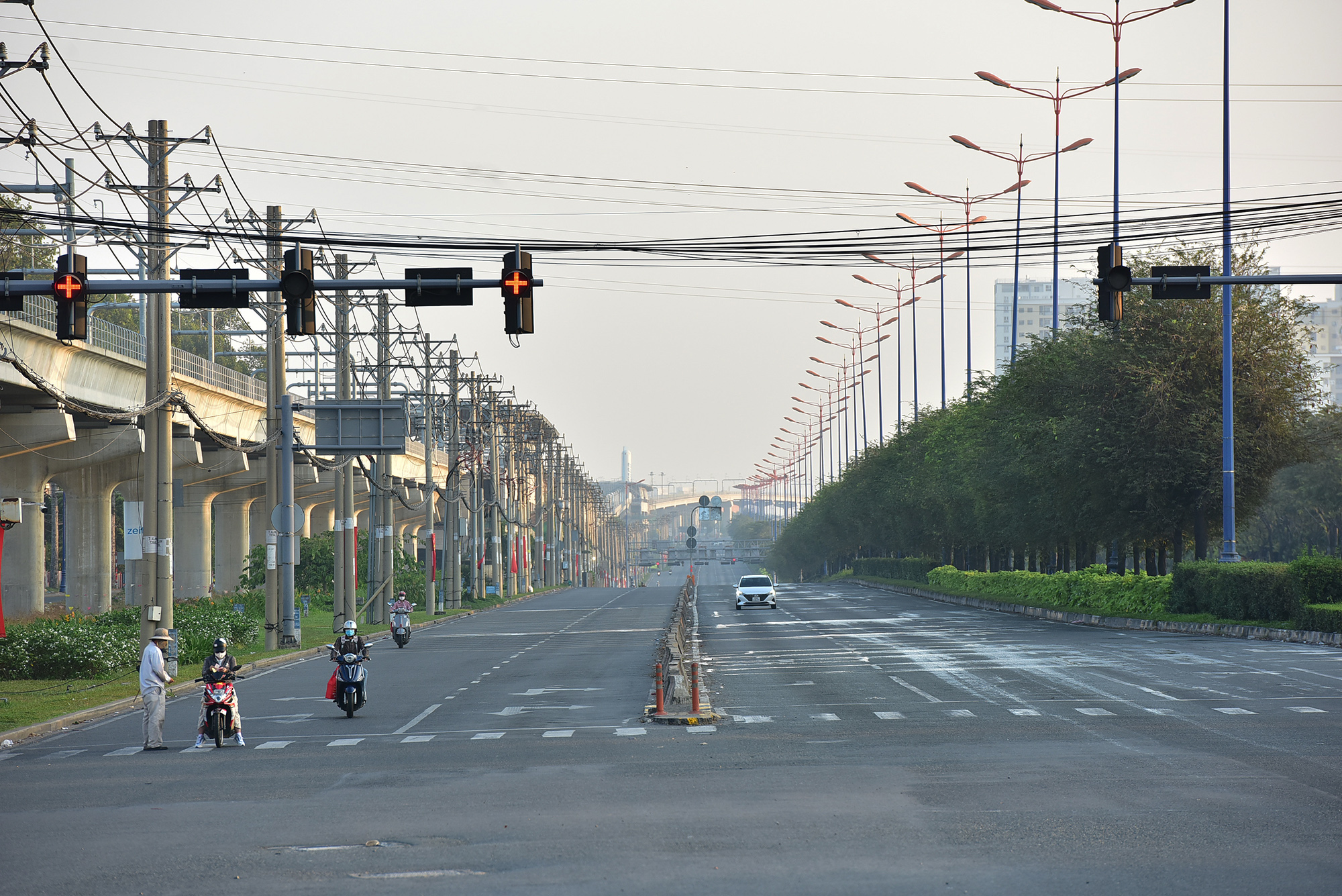 Vẻ tĩnh lặng, đẹp dịu dàng rất lạ của đường phố Hà Nội, TP.HCM sáng đầu năm mới - 15