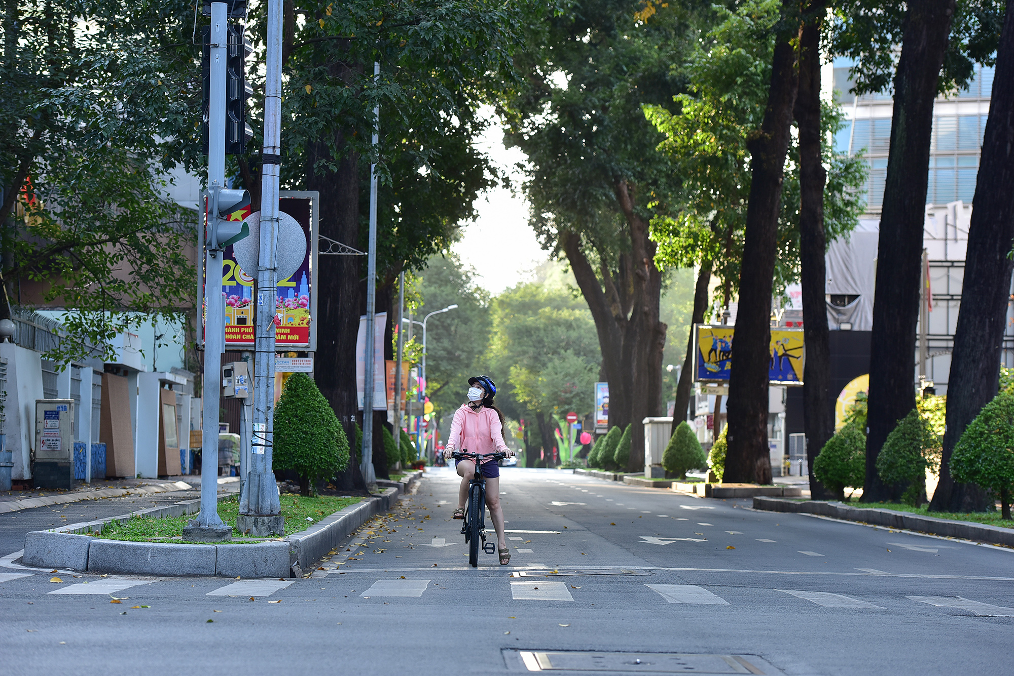 Vẻ tĩnh lặng, đẹp dịu dàng rất lạ của đường phố Hà Nội, TP.HCM sáng đầu năm mới - 25