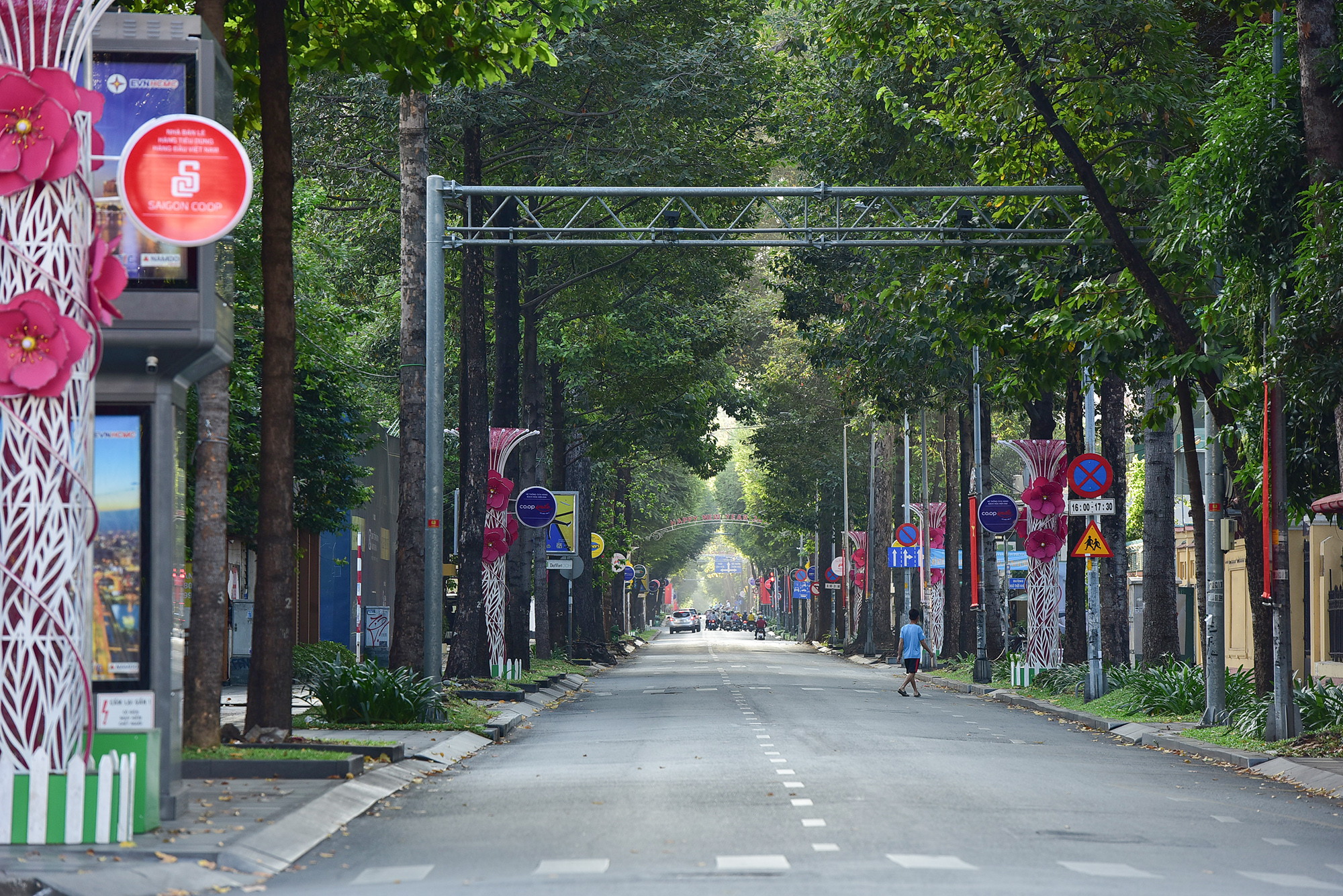 Vẻ tĩnh lặng, đẹp dịu dàng rất lạ của đường phố Hà Nội, TP.HCM sáng đầu năm mới - 26