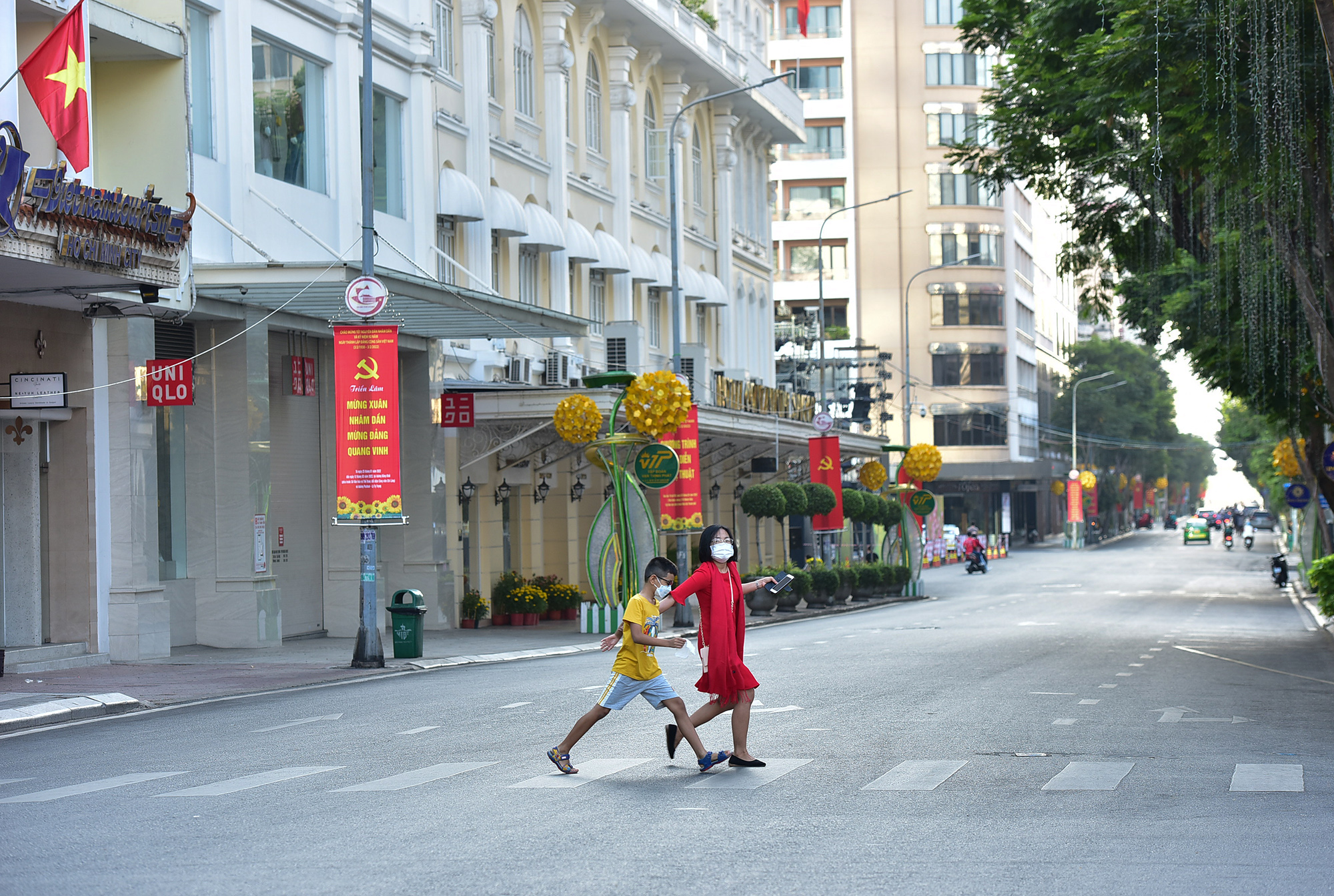 Vẻ tĩnh lặng, đẹp dịu dàng rất lạ của đường phố Hà Nội, TP.HCM sáng đầu năm mới - 28