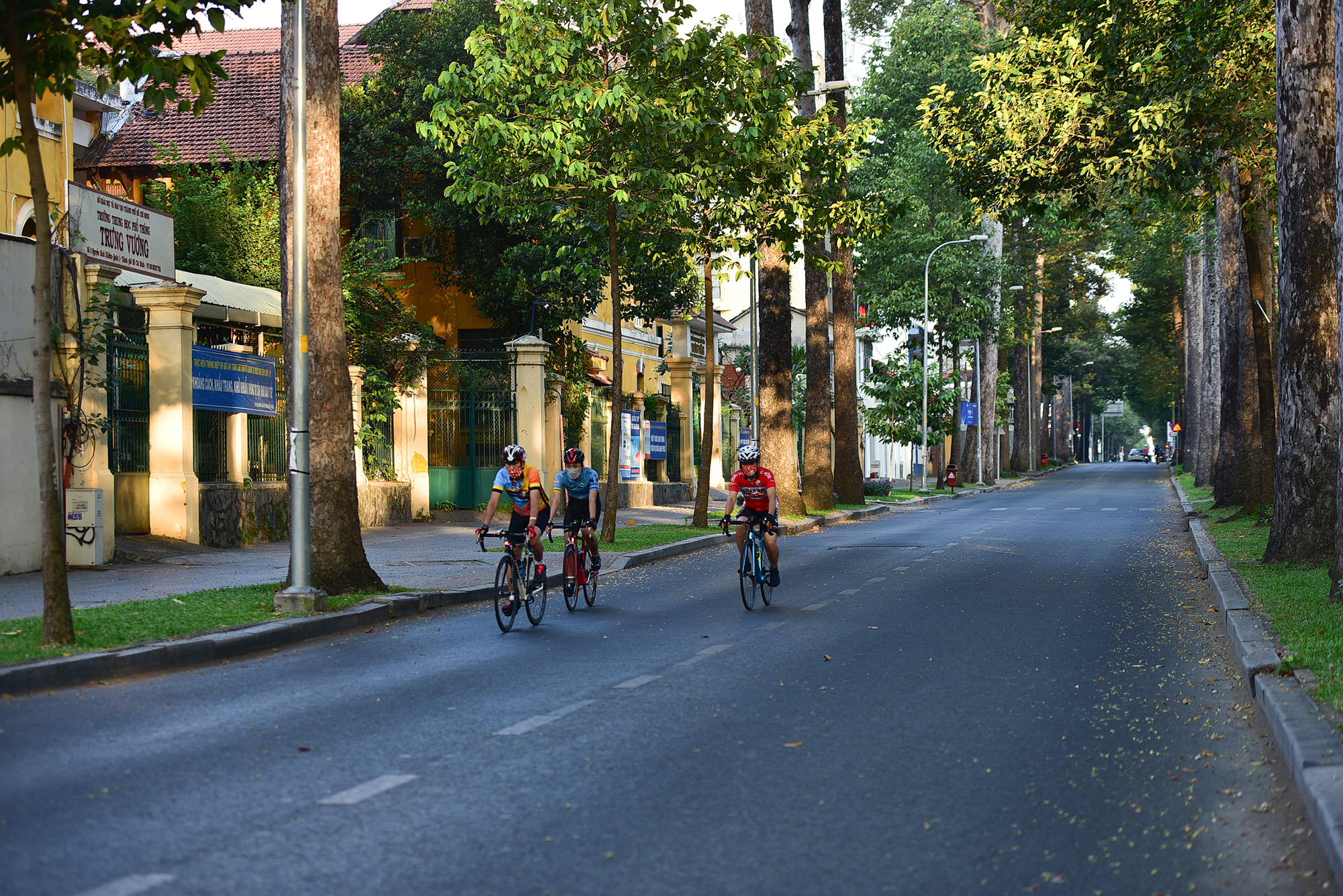 Vẻ tĩnh lặng, đẹp dịu dàng rất lạ của đường phố Hà Nội, TP.HCM sáng đầu năm mới - 17
