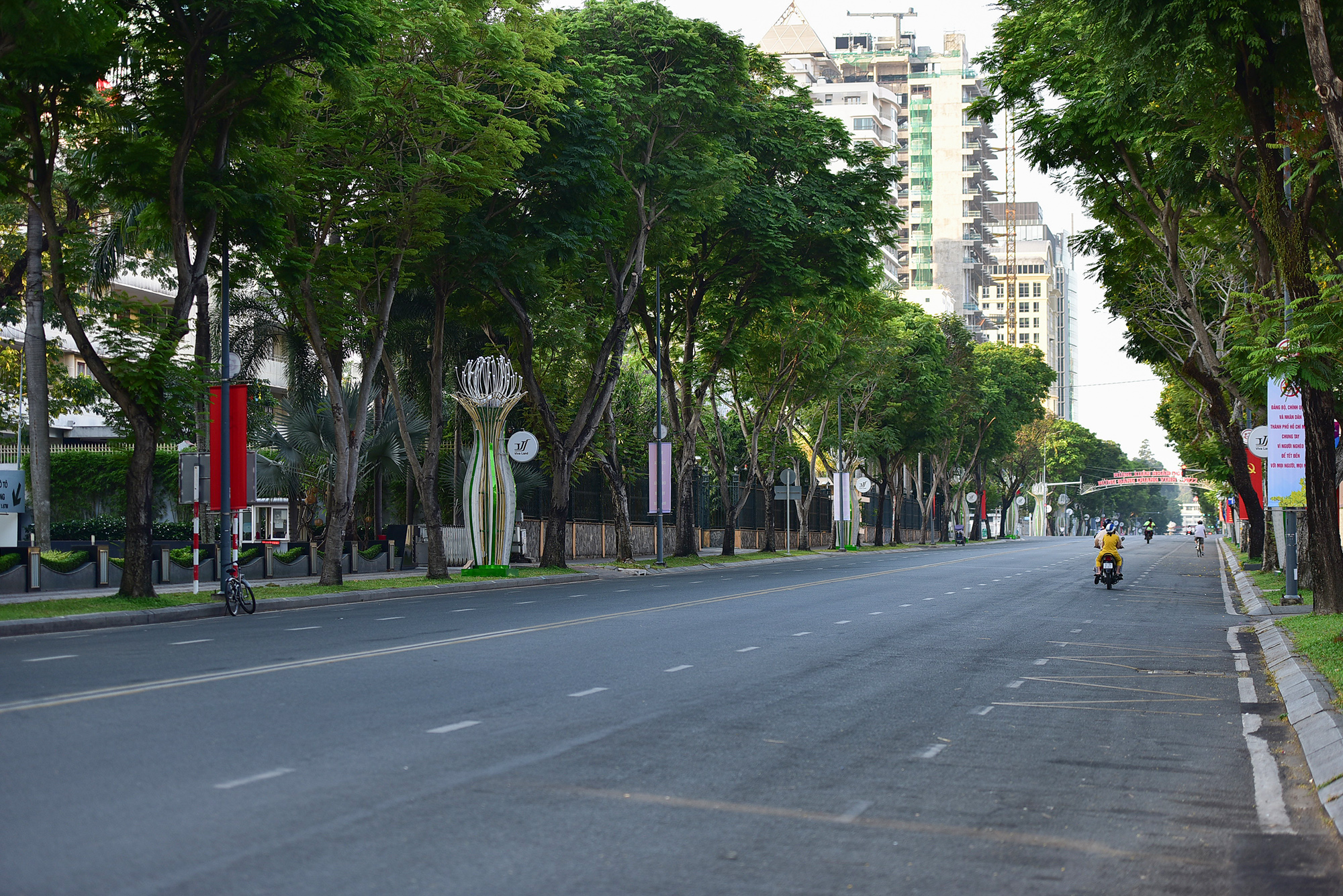 Vẻ tĩnh lặng, đẹp dịu dàng rất lạ của đường phố Hà Nội, TP.HCM sáng đầu năm mới - 18