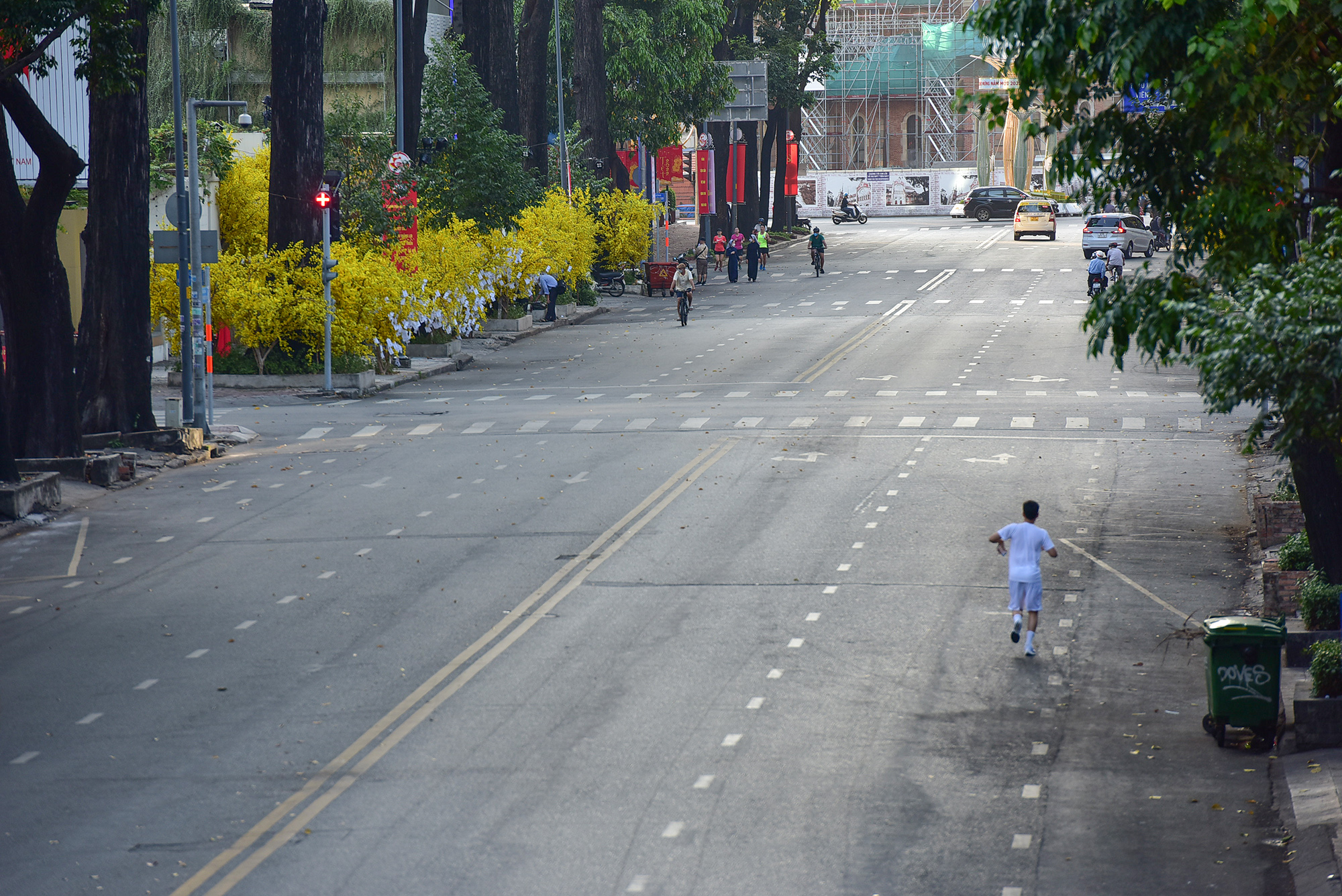 Vẻ tĩnh lặng, đẹp dịu dàng rất lạ của đường phố Hà Nội, TP.HCM sáng đầu năm mới - 20