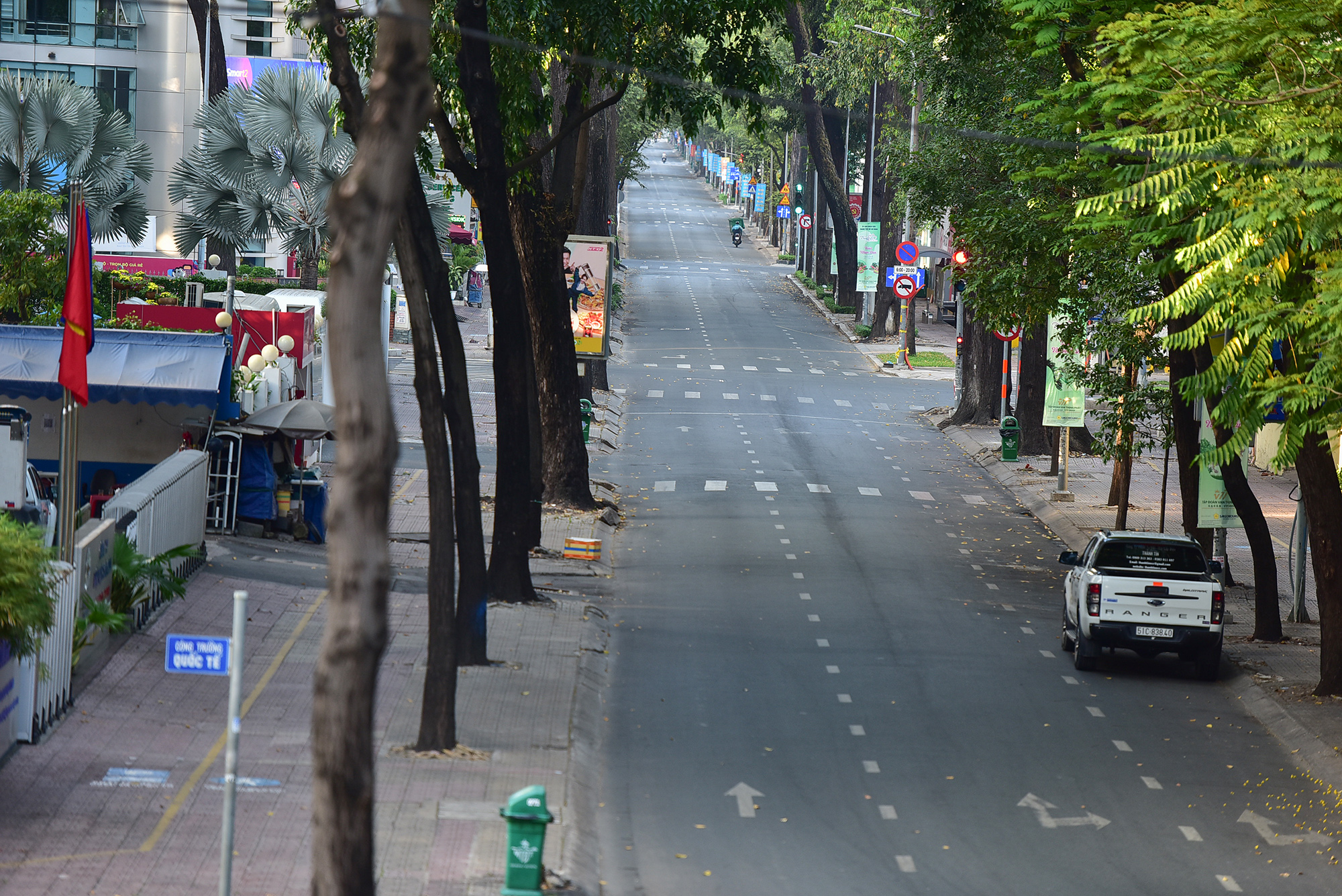 Vẻ tĩnh lặng, đẹp dịu dàng rất lạ của đường phố Hà Nội, TP.HCM sáng đầu năm mới - 23