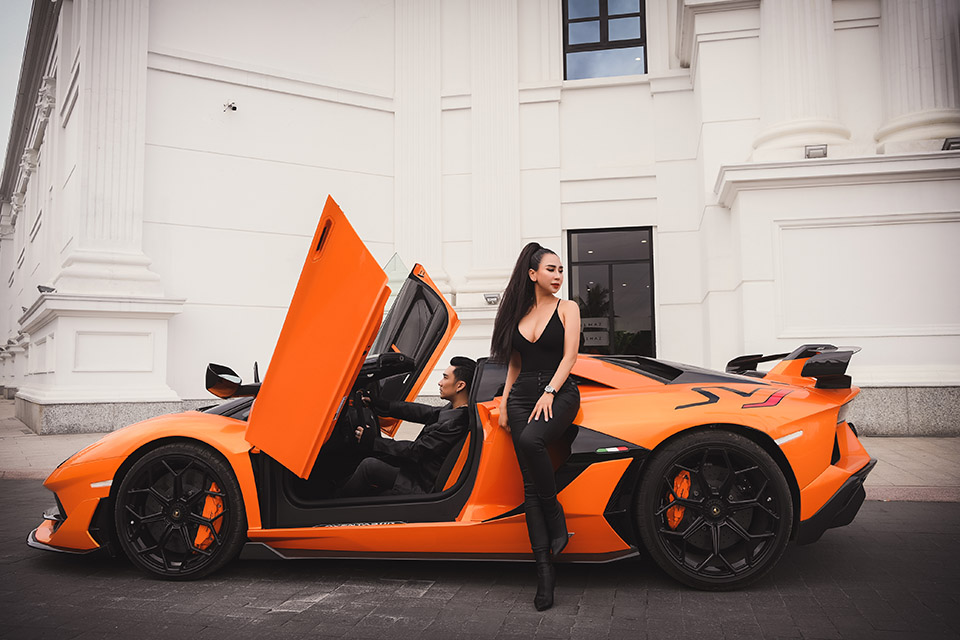 Quang Hà lái Lamborghini 70 tỷ chở nữ CEO nóng bỏng du xuân gây náo loạn ngày mùng 1 Tết - 1